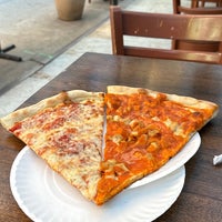 Foto tomada en Famous Ben&amp;#39;s Pizza of SoHo  por Daniel W. el 11/10/2022