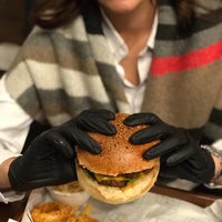 Foto scattata a Three B Burger Beer Bar da Salahi🎤🎵🎶🎙 K. il 2/19/2019