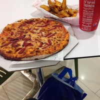 Photo taken at Domino&amp;#39;s Pizza by Batuhan K. on 10/17/2017