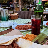 Das Foto wurde bei Asma Altı Ocakbaşı Restaurant von Zeynep O. am 8/29/2021 aufgenommen