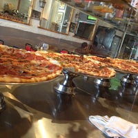 Foto tomada en King of New York Pizzeria  por Natalie P. el 11/3/2012