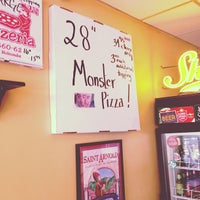 รูปภาพถ่ายที่ Two Guys Pizzeria โดย Zeke N. เมื่อ 8/15/2013