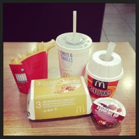 รูปภาพถ่ายที่ McDonald&amp;#39;s โดย Charlotte เมื่อ 1/28/2013