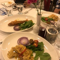 Photo taken at Gold Yengeç Restaurant by Şehriban Sivri B. on 10/27/2017