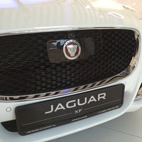 Foto tirada no(a) Jaguar Land Rover Boutique por Дмитрий П. em 5/17/2016