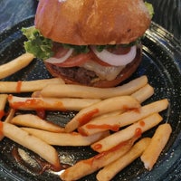 รูปภาพถ่ายที่ Louie Burger Providencia โดย Sandy D. เมื่อ 5/14/2022