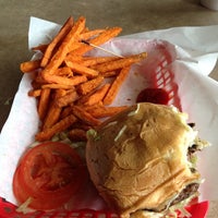 11/10/2012 tarihinde Nicole B.ziyaretçi tarafından Moonies Burger House'de çekilen fotoğraf