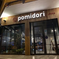 Das Foto wurde bei Pomidori Pizzeria von 🥔ⓢ̧ⓘⓢ̧ⓚⓞ ⓟ. am 12/16/2021 aufgenommen