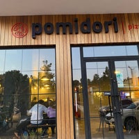 1/17/2022 tarihinde 🥔ⓢ̧ⓘⓢ̧ⓚⓞ ⓟ.ziyaretçi tarafından Pomidori Pizzeria'de çekilen fotoğraf