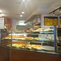 Foto diambil di La Crosta Restaurant &amp;amp; Gourmet Pizzeria oleh Joehl O. pada 11/9/2017