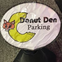 7/21/2017 tarihinde Valerie K.ziyaretçi tarafından Donut Den'de çekilen fotoğraf