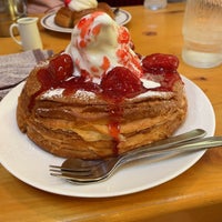 Photo taken at Komeda&amp;#39;s Coffee by 寺田 on 4/10/2022