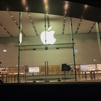 Photo taken at Apple Omotesando by Kouki H. on 9/21/2019