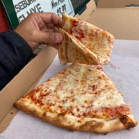 Photo prise au OMG Pizza par Vincent N. le10/31/2022