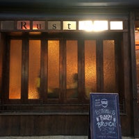 Foto tirada no(a) Rustik Tavern por Karla T. em 4/15/2023