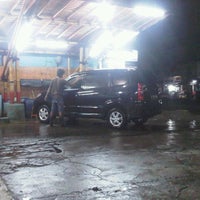 Photo taken at Cucian mobil 24 Jam Sandratex by Titto Ryantorie M. on 1/15/2013