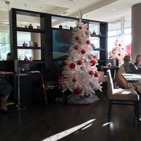 Das Foto wurde bei The Lobby Restaurant at the Pinnacle Hotel von Angus L. am 12/11/2015 aufgenommen