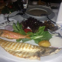 Das Foto wurde bei Rodos Balık Restaurant von Mahmut K. am 7/31/2013 aufgenommen