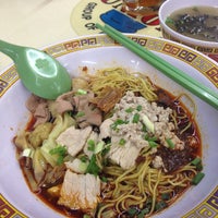 Photo taken at Hill Street Tai Hwa Pork Noodle by Katherine L. on 5/16/2013