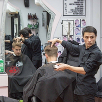 9/1/2015 tarihinde Rafaels B.ziyaretçi tarafından Rafaels Barbershop Vintage'de çekilen fotoğraf