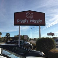 Foto tirada no(a) Piggly Wiggly por Angie M. em 4/10/2017