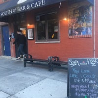 Das Foto wurde bei South 4th Bar &amp;amp; Cafe von Oliver K. am 11/4/2016 aufgenommen