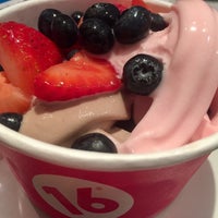 Photo taken at 16 Handles by ZenFoodster on 9/25/2017