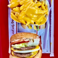 Photo taken at In-N-Out Burger by Rahaf on 7/26/2022