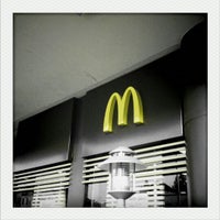 รูปภาพถ่ายที่ McDonald&amp;#39;s โดย Matt R. เมื่อ 11/12/2011