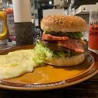 Photo taken at Whoopi Gold Burger by あすぺる on 9/15/2023