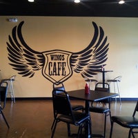 Foto tomada en Wings Cafe  por Damion B. el 9/27/2012