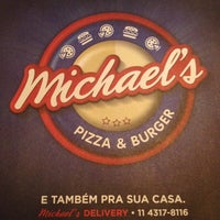 10/20/2013 tarihinde Top Burguers🍔ziyaretçi tarafından Michael&amp;#39;s Pizza &amp;amp; Burger'de çekilen fotoğraf