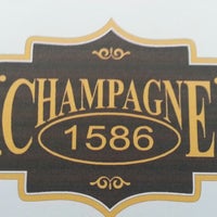 Photo taken at Champagne 1586 by Marcio M. on 2/19/2013