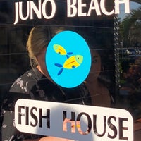 Das Foto wurde bei Juno Beach Fish House von GreatStoneFace A. am 2/15/2018 aufgenommen