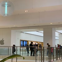 Photo taken at Apple Montgomery Mall by GreatStoneFace A. on 1/5/2019