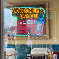 Foto tomada en Woodies Café  por GreatStoneFace A. el 3/19/2019