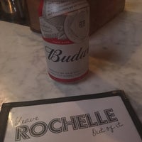 รูปภาพถ่ายที่ Rochelles NYC โดย Chelsea F. เมื่อ 4/27/2017