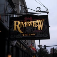 Foto tomada en Riverview Tavern  por The Local Tourist el 7/31/2013