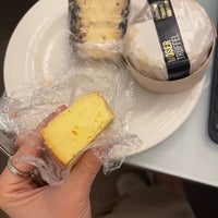 Foto scattata a Ideal Cheese Shop da Chloe il 2/5/2022