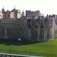 รูปภาพถ่ายที่ Tower of London โดย Heather D. เมื่อ 4/16/2013