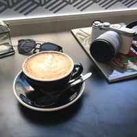 4/6/2017 tarihinde Bussakorn R.ziyaretçi tarafından Over Under Coffee'de çekilen fotoğraf