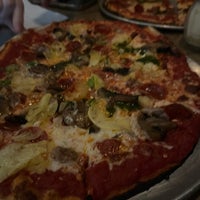 Das Foto wurde bei Squirrel&amp;#39;s Pizza von Olivia am 4/9/2023 aufgenommen