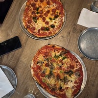 4/9/2023 tarihinde Oliviaziyaretçi tarafından Squirrel&amp;#39;s Pizza'de çekilen fotoğraf
