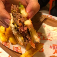 รูปภาพถ่ายที่ City Burger โดย Görkem Buse K. เมื่อ 1/11/2020
