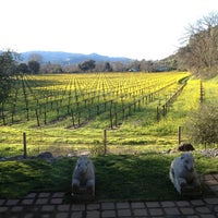 2/11/2013 tarihinde John J.ziyaretçi tarafından Hill Wine Company'de çekilen fotoğraf