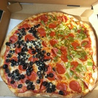 รูปภาพถ่ายที่ Balsamo&amp;#39;s Pizza โดย Erin O. เมื่อ 11/12/2012