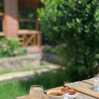 Das Foto wurde bei Sağıroğlu Sapanca | Restaurant &amp;amp; Konaklama von Meshal am 6/29/2019 aufgenommen