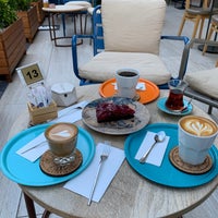 Foto diambil di Beacon Coffee İstanbul oleh Meshal pada 8/5/2022