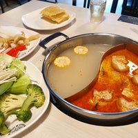 Photo taken at King&amp;#39;s Laksa Steamboat by 艾琳 丁. on 9/29/2019