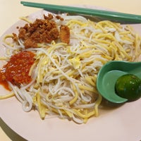 Photo taken at Blk 75 Toa Payoh Lorong 5 Hawker Centre by 艾琳 丁. on 8/22/2019